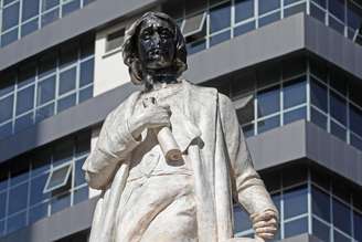 Estátua de Cristóvão Colombo sem o nariz e pintada de preto em protesto na Bolívia em 2021