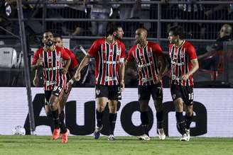 Jogadores do São Paulo contra o Santos. Calleri comemora gol. 