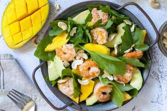 Salada com camarão e castanha-de-caju