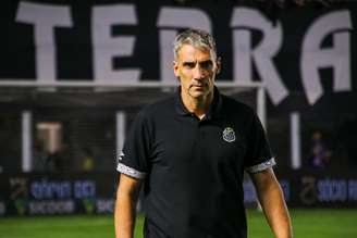 Juan Pablo Vojvoda no jogo do Santos contra o São Paulo