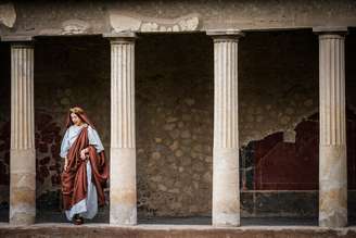 Encenação de casamento antigo na Villa de Poppea, sul da Itália
