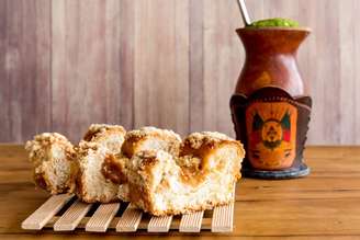 Cuca gaúcha com doce de leite