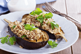 Berinjela recheada com quinoa