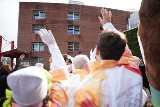 Equipe do Hospital Niguarda se uniu a condutores de tocha olímpica em homenagem a feridos