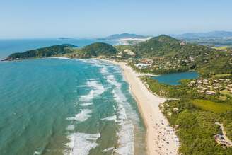 Entre praias, trilhas e gastronomia autoral, a Praia do Rosa é um destino completo para quem busca relaxar ou se aventurar