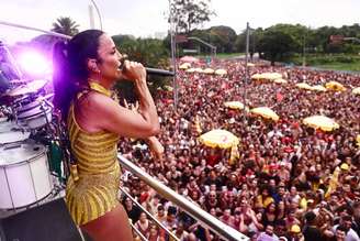 Público participa do bloco “Quem pede, pede”, que marca a estreia de Ivete Sangalo no carnaval paulista.