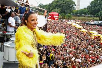 Veveta agita o público em cima do trio 'Quem Pede, Pede', em São Paulo