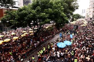 Foliões do bloco 'Acadêmicos do Baixo Augusta', na Rua da Consolação, neste domingo, 8