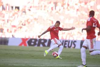 Aguirre finalizando de fora da área para abrir o placar contra o São Luiz no Beira-Rio.