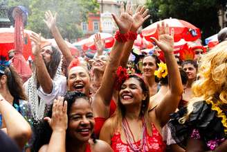 Foliões no bloco Fogo e Paixão no Largo de São Francisco