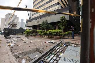 Centro de São Paulo amanhece com resquícios da confusão durante blocos de pré-carnaval que desfilaram no domingo, 8 de fevereiro