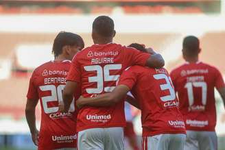 Bernabei participou do primeiro gol do Internacional ao dar o passe para Aguirre, também lateral colorado.