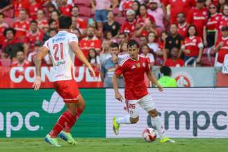 Bernabei, autor de um dos gols, foi defendido por Pezzolano em coletiva.