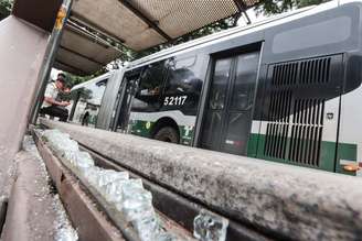 Restos de vidro de um ponto de ônibus a Rua da Consolação quebrado durante tumulto no domingo pré-carnaval