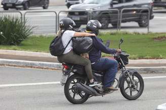 Movimentação de motos na Avenida dos Bandeirantes, na altura da esquina da Rua Cabo Verde