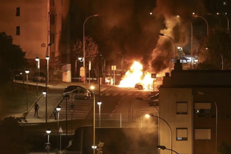 Veículos incendiados nobairo de Almada, em Lisboa, no fim de 2025: sintomas iniciais de uma metamorfose estrutural na criminalidade portuguesa.