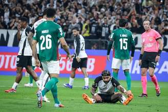 Memphis Depay escorregou na hora de cobrar o pênalti no dérbi