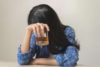 A ressaca não ataca só a cabeça: fígado, estômago e cérebro entram em modo de sobrevivência