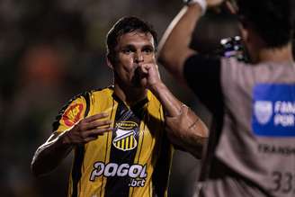 Robson, do Novorizontino, comemora gol contra o Palmeiras