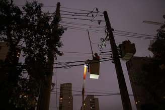 Apagão deixou quase 4,4 milhões de imóveis no escuro em dezembro de 2025 na Grande São Paulo.