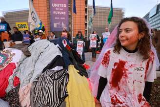 Ativistas europeus protestam contra o 'fast fashion', liderado por gigantes chinesas