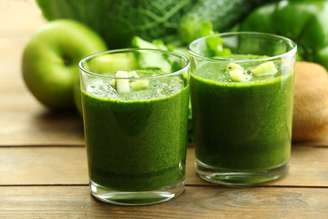 Suco verde de kiwi e maçã-verde
