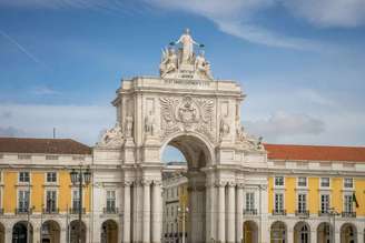 Entenda as regras e saiba onde comprar o seguro viagem certo para as sua férias em Portugal.