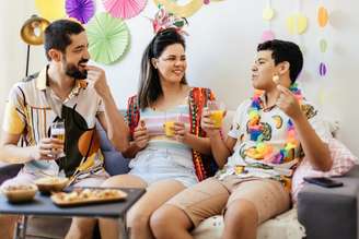 Aproveitar o Carnaval até o fim sem comprometer a saúde envolve uma alimentação equilibrada no pré e pós-folia