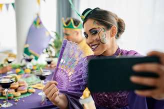 Postagens feitas durante o Carnaval podem impactar oportunidades profissionais