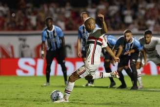 Lucas chutando a gol no jogo contra o Grêmio na quarta-feira (11). (