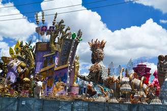 Carros alegóricos de diversas escolas de samba já estão estacionados no Sambódromo do Anhembi, na zona norte da cidade de São Paulo, na tarde desta quinta-feira, 12 de fevereiro de 2026. Os desfiles das escolas de samba do Grupo Especial do carnaval de São Paulo acontecem nos dias 13 e 14.