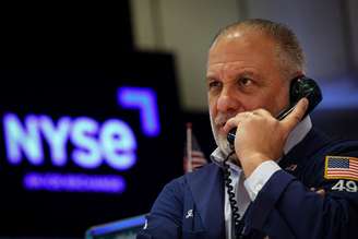 Operadores trabalham na bolsa de Nova York
15 de janeiro de 2026
REUTERS/Brendan McDermid