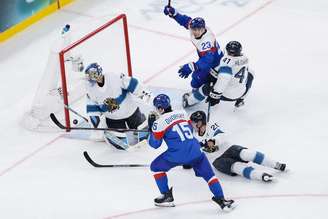 Foragido não pôde ver a vitória da Eslováquia no hockey contra a Finlândia por 4 a 1