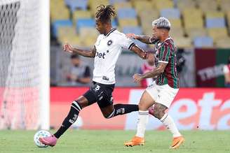 Ythallo e Acosta disputam bola em clássico disputado –