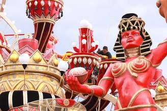 Carros alegóricos de escolas de samba na área de dispersão do Anhembi; desfiles do Grupo Especial acontecem nos dias 13 e 14 de fevereiro.