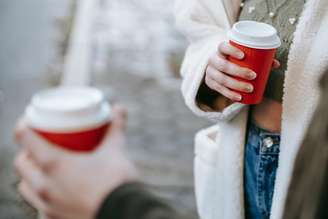 Experimento mostra que, além do material, a temperatura do líquido é um fator importante na quantidade de partículas de plástico liberadas pelo copo na bebida Katerina Holmes/Pexels