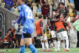 Jogadores do Fluminense comemoram o gol que garantiu a vitória no clássico no Maracanã. (FOTO: LUCAS MERÇON / FLUMINENSE F.C.)