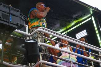 Filha de Léo Santana, Liz, aparece no trio e encanta foliões no carnaval de Salvador