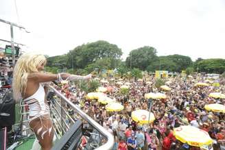 Bloco Agrada Gregos é destaque da programação LGBTQIA+ de São Paulo; na foto, a cantora Traemme.