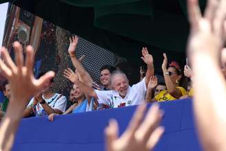 O presidente Luiz Inácio Lula da Silva durante o Galo da Madrugada 2026 na Área Central de Recife, neste sábado de carnaval, junto com autoridades de Pernambuco