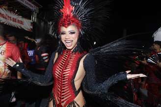 Lexa foi rainha de bateria da Dragões da Real e encantou o Sambódromo do Anhembi