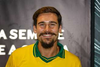 Nicolas Prattes marca presença no camarote do Carnaval de São Paulo, no Sambódromo do Anhemb