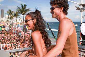 Bruna Marquezine e Shawn Mendes trocam carinho no bloco da Ivete Sangalo