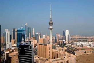 Na cidade do Kuwait, onde o calor pode ultrapassar os 53 graus, viver significa adaptar cada detalhe da rotina frente a temperaturas que desafiam os limites. Nesse cenário, milhões de pessoas seguem a trabalhar, criam famílias e mantém a vida urbana, mostrando como resiliência e adaptação podem transformar ambientes hostis em espaços habitáveis.