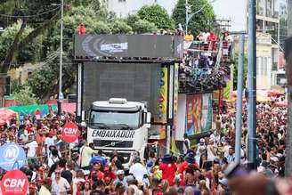 Mulher é baleada no olho e homem leva tiro de raspão em briga no carnaval de Salvador