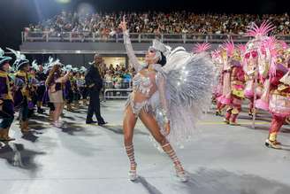 Rainha de Bateria da Mocidade Alegre, Aline Oliveira, no desfile da agremiação em São Paulo

