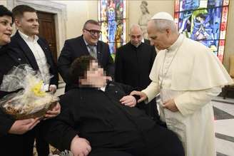 Leão XIV com menino Mariano no Vaticano