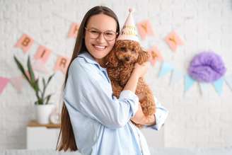 Dos que abraçam, conversam e comemoram aniversários aos que prezam limites e constância, os estilos de tutores são diversos