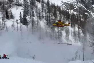 Socorristas buscam alpinistas franceses soterrados por avalanche no domingo em Courmayeur