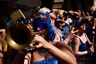 O Bloco Charanga do França desfila pelo centro da cidade durante o carnaval desta segunda-feira, 16.